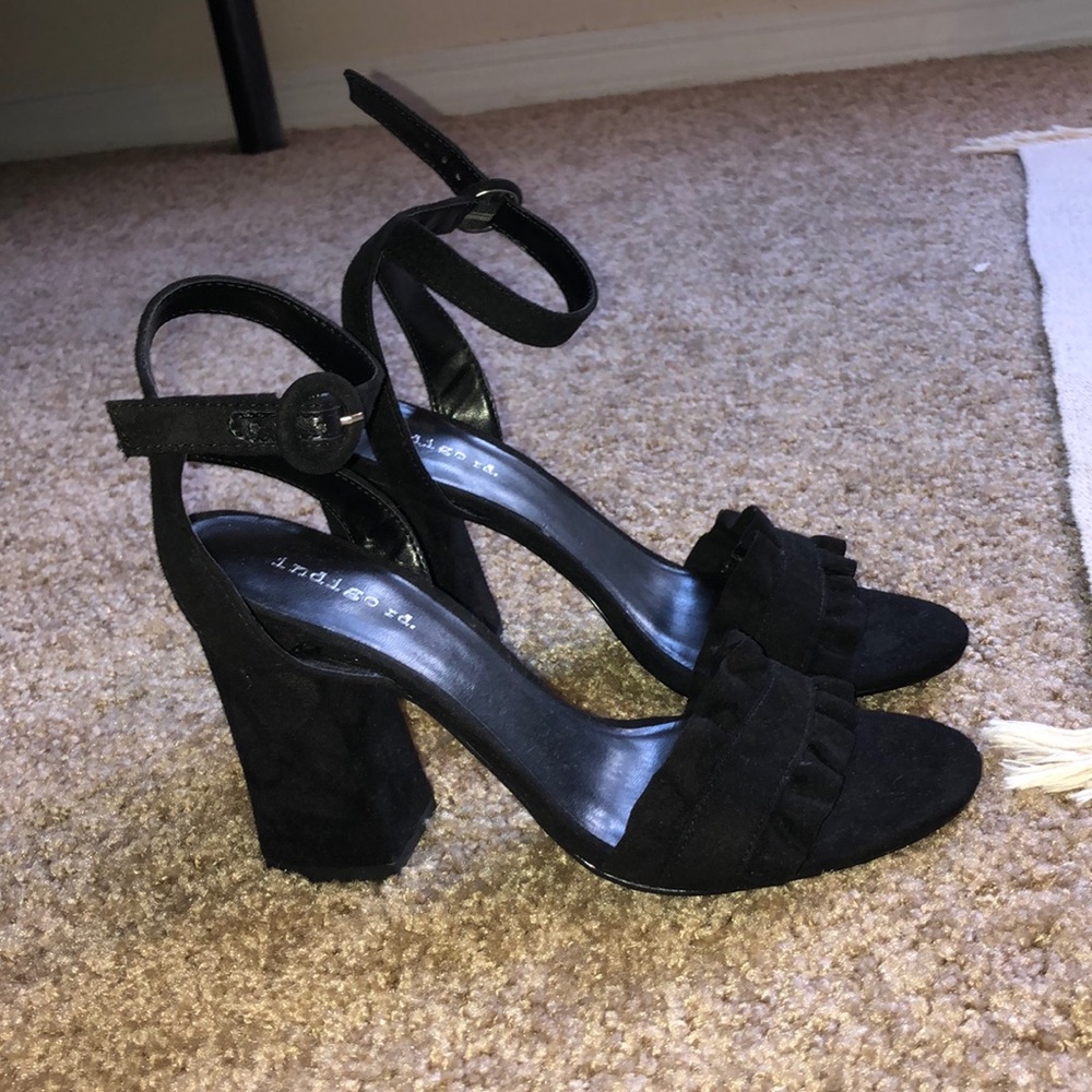 Cute little Ingigo rd. Black heels!